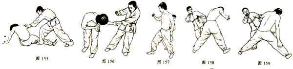三十一、折棵断柱武风武术网http://www.wfeng.net 动作要领:双方对峙。对方进步以右上钩拳向我下颌处攻击,我稍后退步,左手抓对方右手腕上托,突然向前猛上一大步,右手按其肘部,左手同时用力向前猛推,上体猛向内侧转动,左手用力按其右手腕,右手抓住对方锁骨将其制服(如图132、133、134、135)。 要求:上体腰部旋转要猛要快。 三十二、野马闯关 动作要领:双方对峙。对方进步以右边腿向我横扫过来,我右脚迅速上步下按扫来之腿,左手立掌前推,以防继续攻击;对方腿落地后又以双手拿我右臂,我右手收回